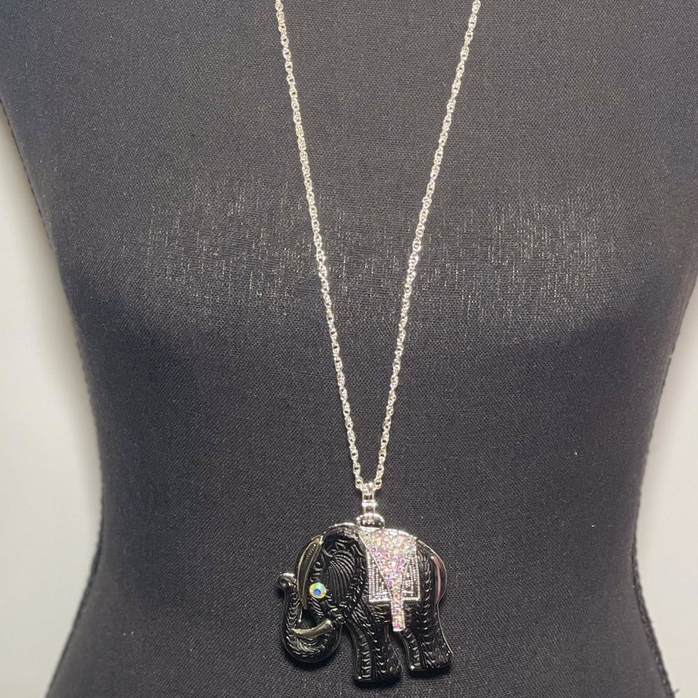 Beautiful Elephant Pendant & Chain - Picture 3 of 3
